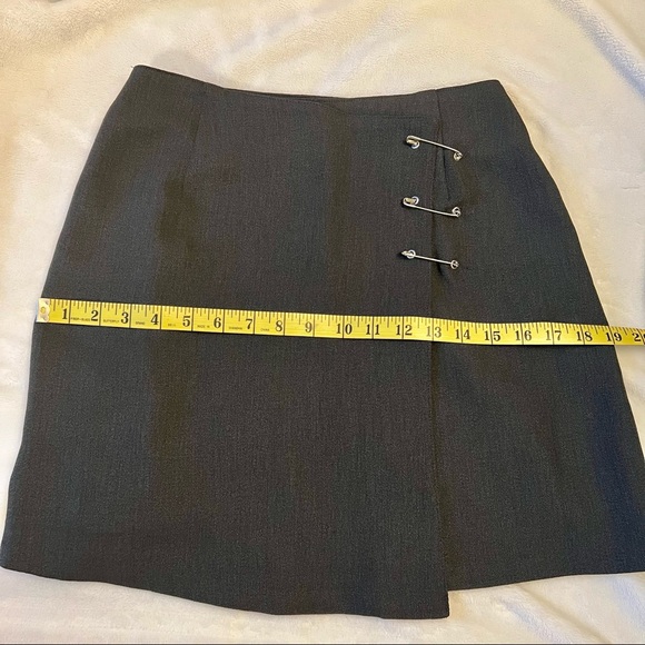 VINTAGE 90’s Safety Pin Mini Skirt 🧷 - Picture 8 of 10